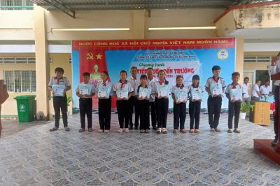 LỄ TRAO TẶNG QUÀ CHO HỌC SINH KHÓ KHĂN