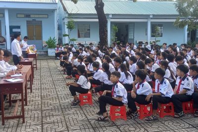 LỒNG GHÉP KHEN THƯỞNG HỌC SINH CUỘC THI VIẾT VĂN 20/11 TRONG GIỜ CHÀO CỜ ĐẦU TUẦN