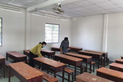 Thầy cô giáo tổ chức lao động, vệ sinh phòng học đón chào học sinh trở lại lớp vào ngày 07/2/2022