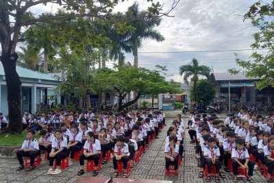 DOANH NGHIỆP TRAO QUÀ HỌC SINH KHÓ KHĂN TRONG GIỜ SINH HOẠT ĐẦU TUẦN