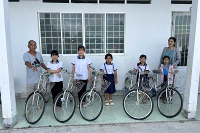 TẶNG XE ĐẠP CHO HỌC SINH CÓ HOÀN CẢNH KHÓ KHĂN