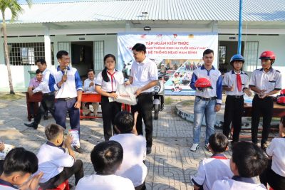 CÔNG AN XÃ VĨNH BÌNH PHỐI HỢP TUYÊN TRUYỀN AN TOÀN GIAO THÔNG CÙNG VỚI HEAD NAM BÌNH