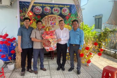 ĐOÀN UBND XÃ VĨNH BÌNH TẶNG QUÀ, CHÚC TẾT TRƯỜNG HỌC